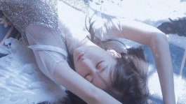 女子开车擦泪失控撞人[正片]